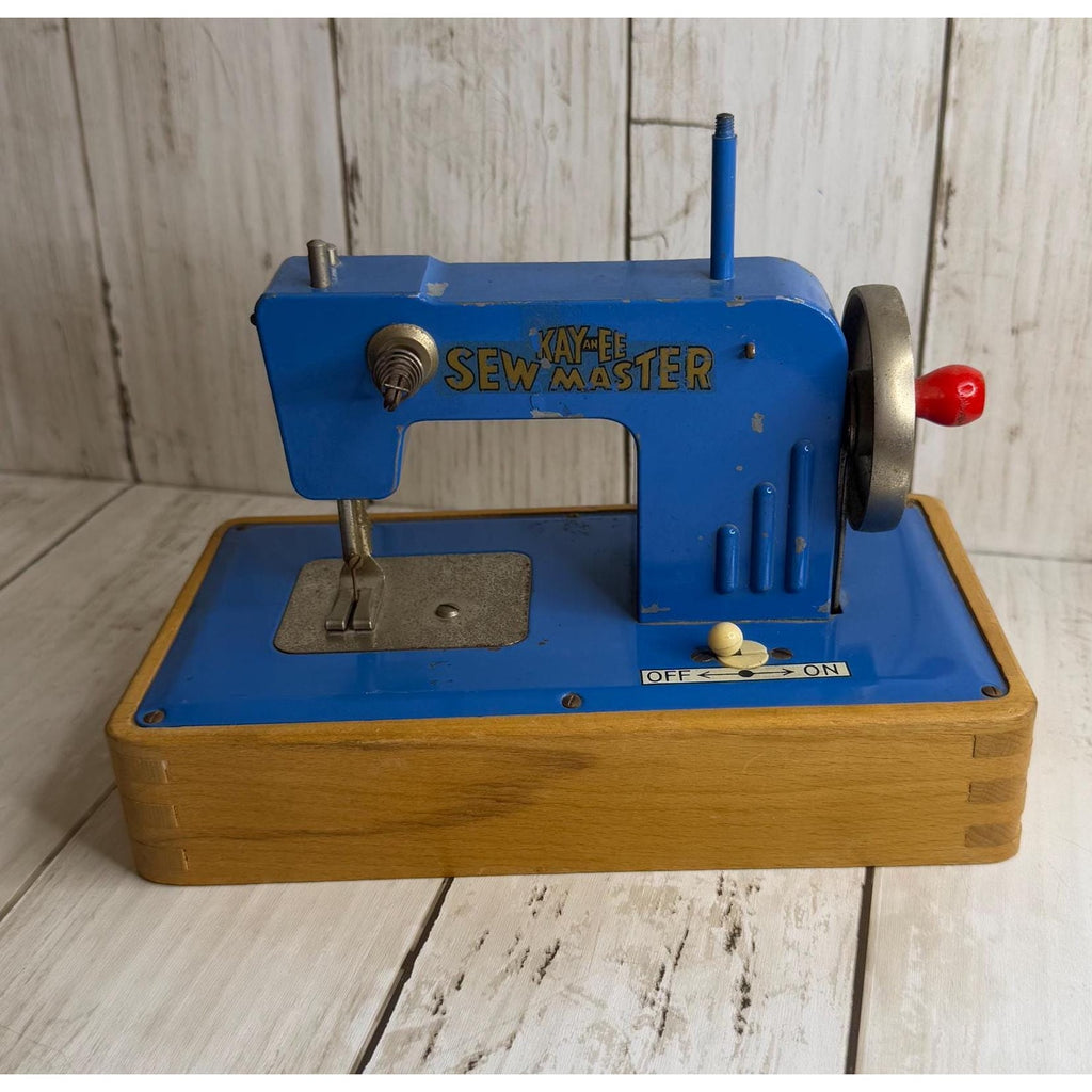 Sewmaster Childs Miniature Sewing Machine Hand Crank and Battery Operated