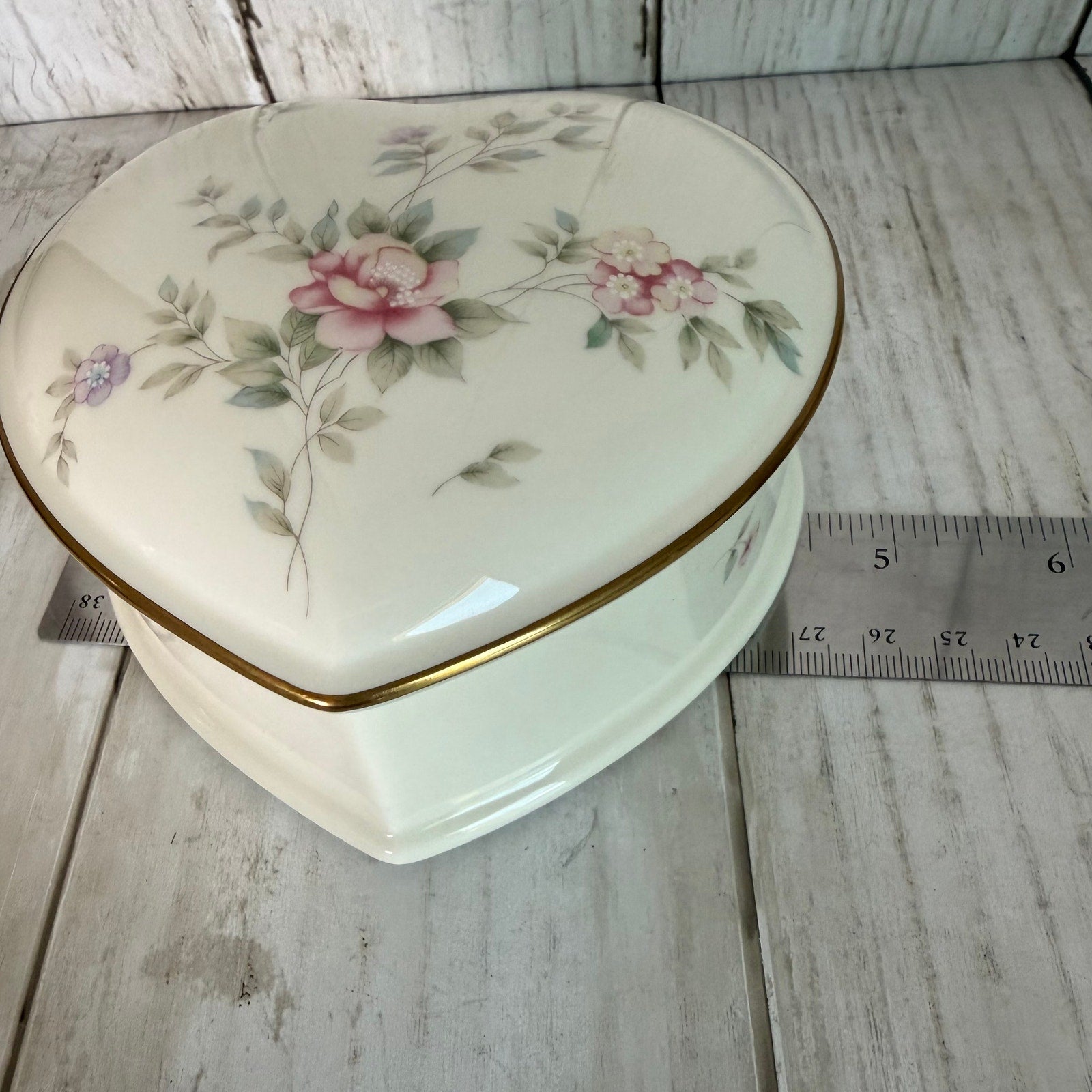 Mikasa Bone China Remembrance Heart Shaped Trinket Box With Gold Trim