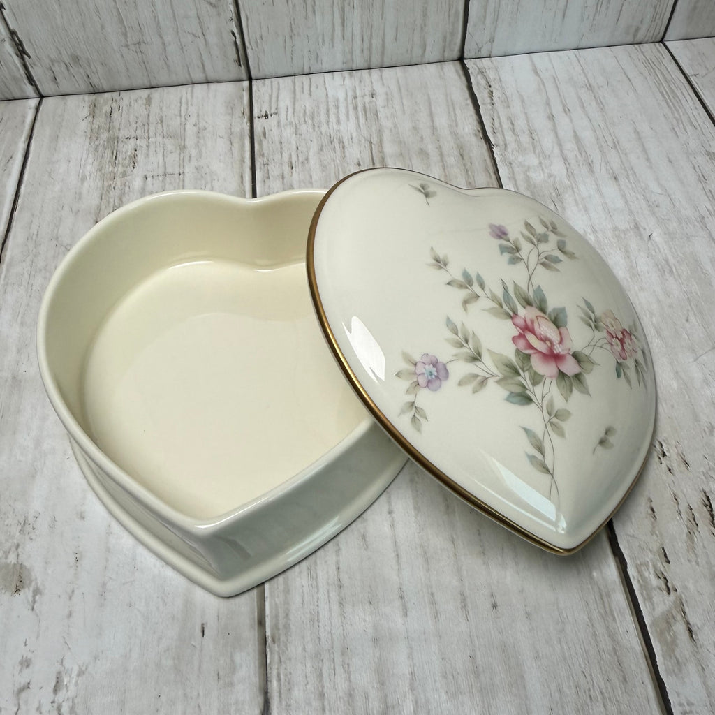 Mikasa Bone China Remembrance Heart Shaped Trinket Box With Gold Trim