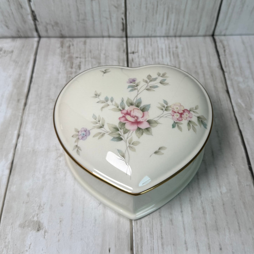 Mikasa Bone China Remembrance Heart Shaped Trinket Box With Gold Trim