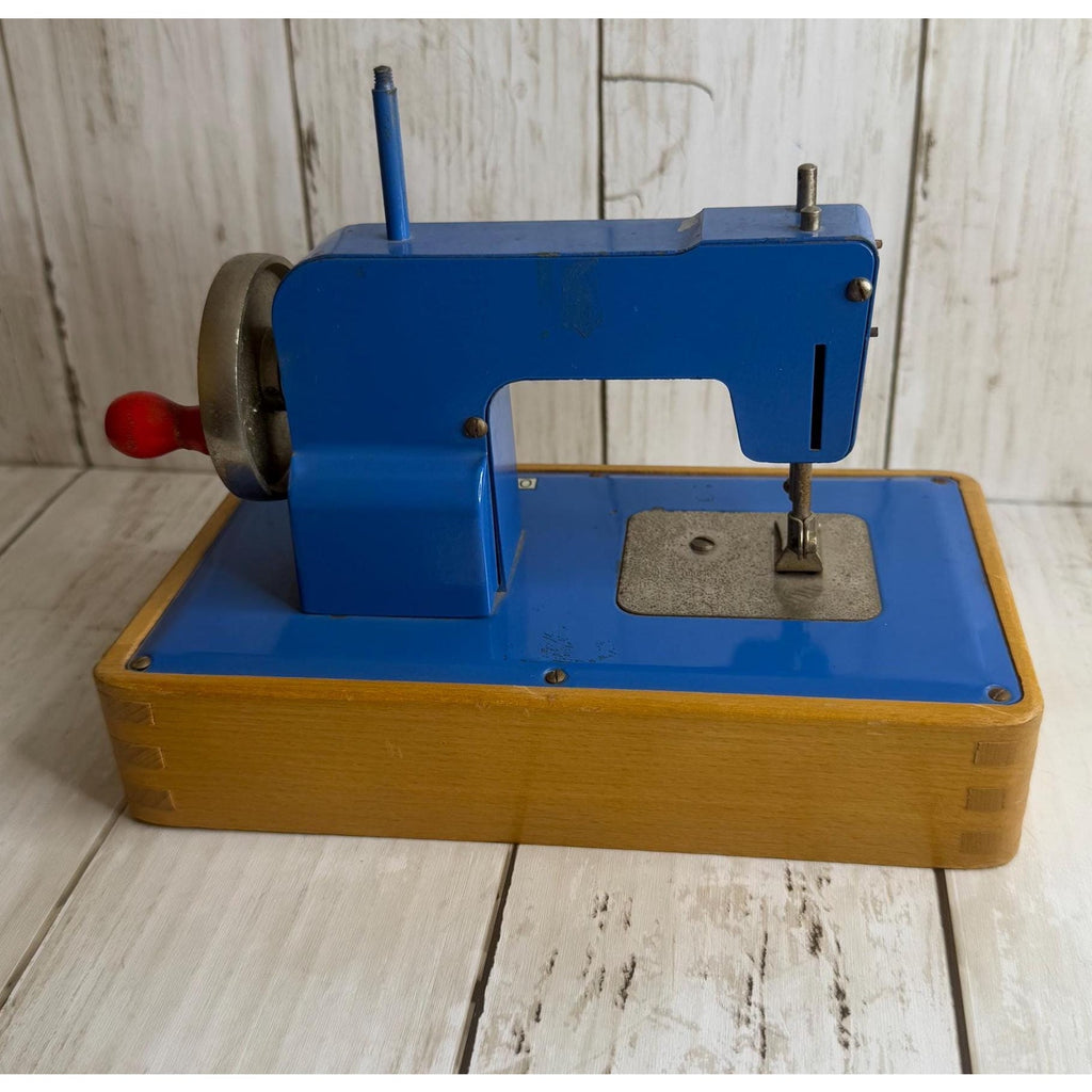 Sewmaster Childs Miniature Sewing Machine Hand Crank and Battery Operated