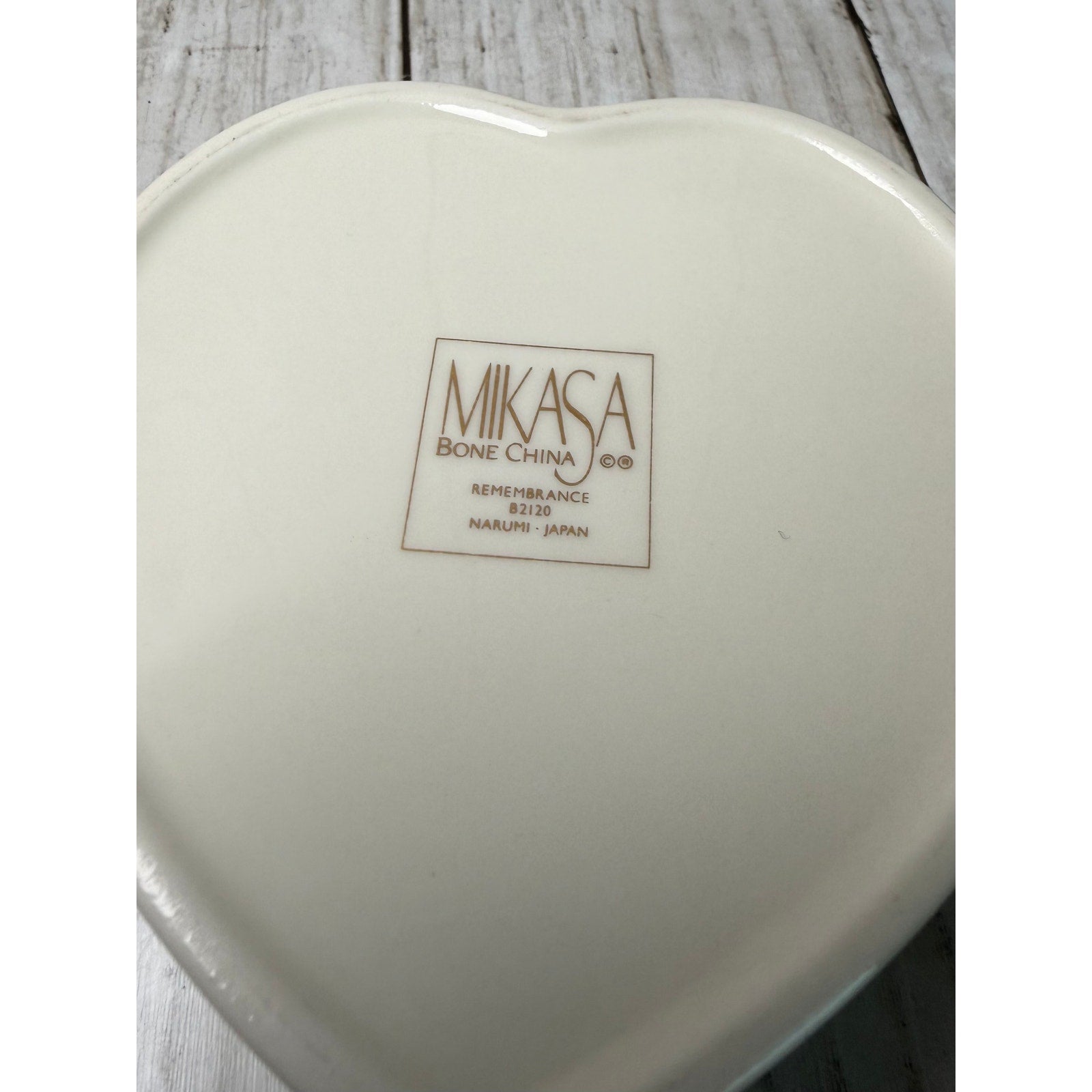 Mikasa Bone China Remembrance Heart Shaped Trinket Box With Gold Trim