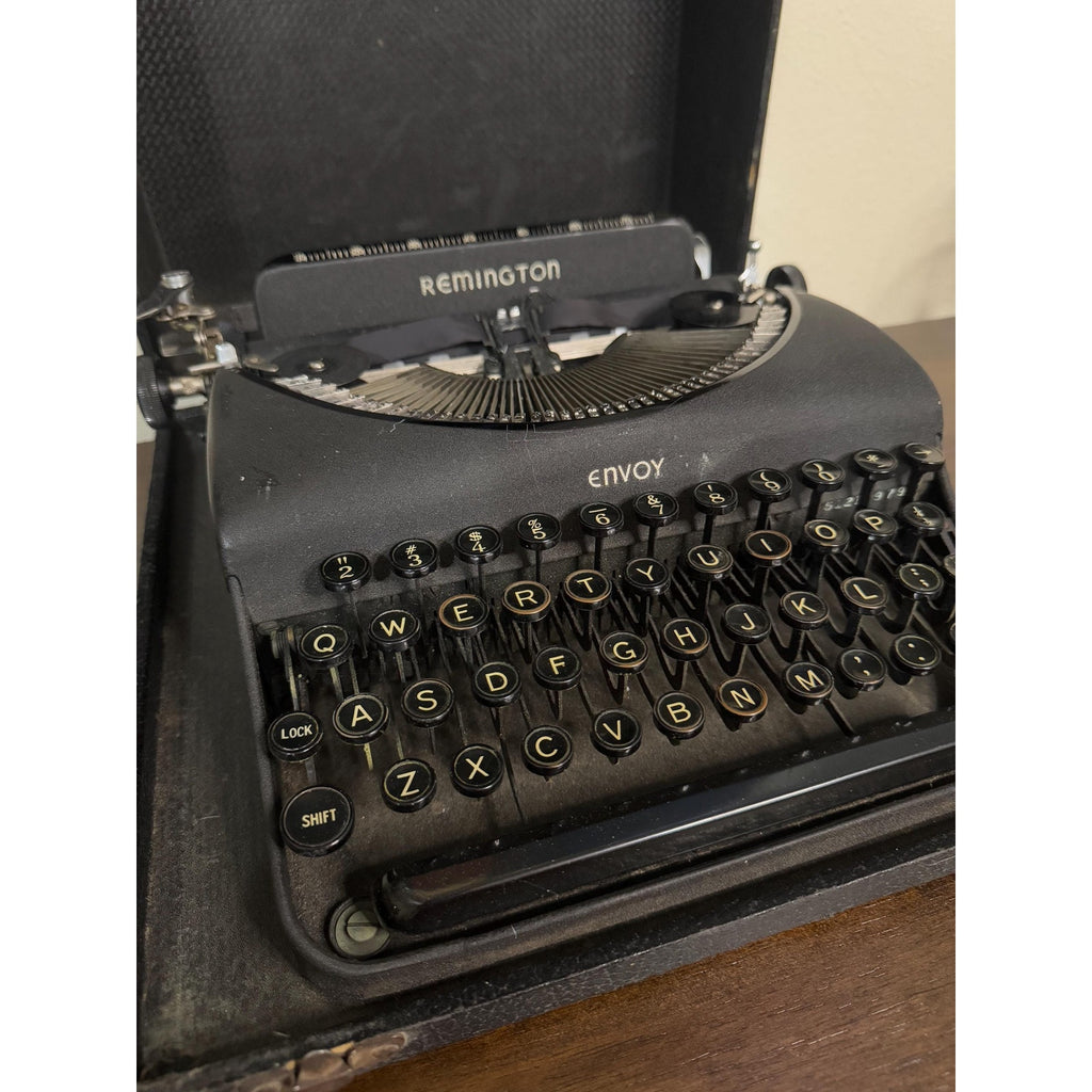 Remington Envoy 1940’s Typewriter and Case